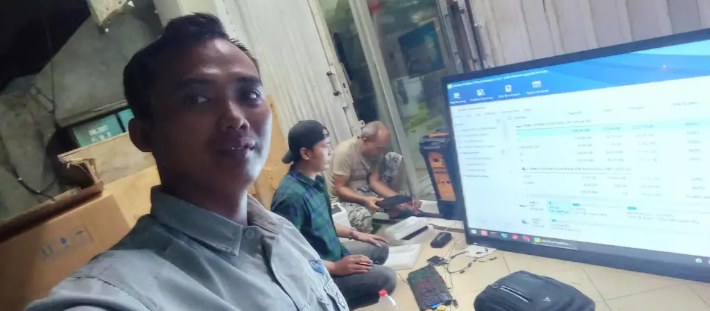 Instalasi Dual OS Windows dan Android pada Pengadaan 50 Unit Smartboard Interaktif - PT. Haser Multi Sarana