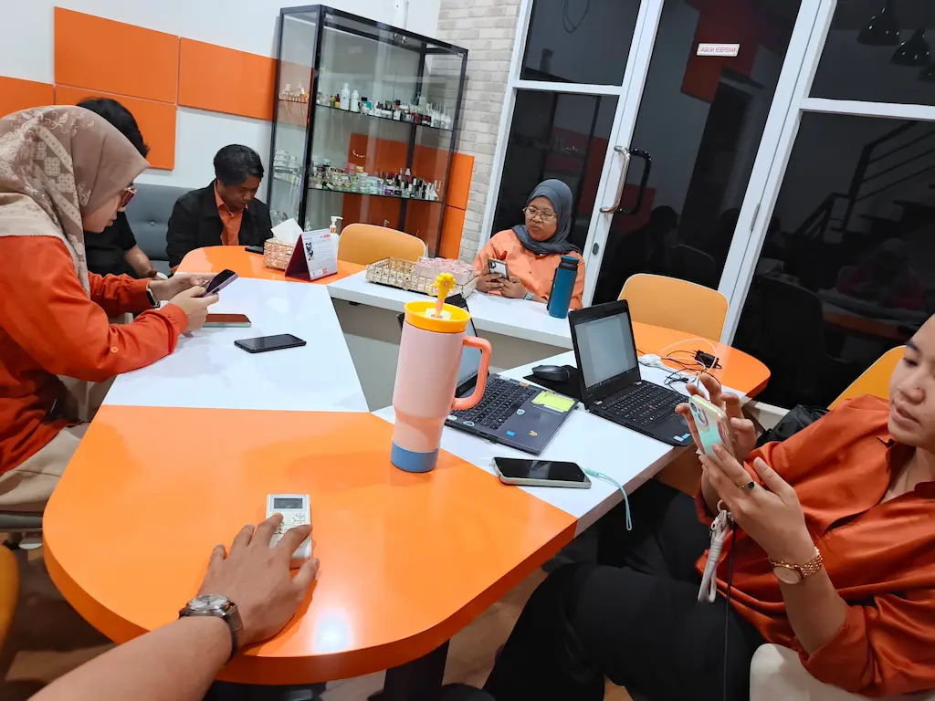 Konsultasi dan Pembahasan Pengadaan 5 Unit Laptop Operasional Kantor - PT. Lisaboy Gaya Cantika