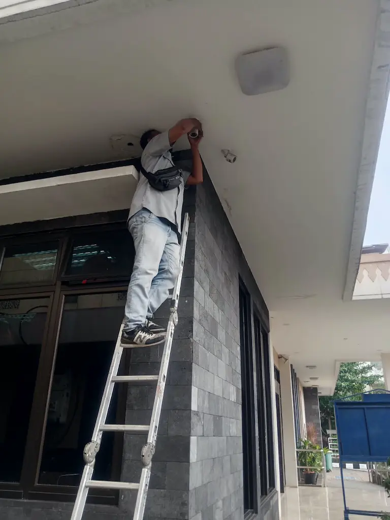 Pemasangan Kamera CCTV Pengawas Area Pelayanan Publik Kelurahan Jagakarsa - Kantor Kelurahan Jagakarsa