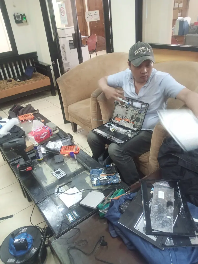 Servis Perbaikan Hardware dan Sistem 5 Unit Laptop Kelurahan Pondok Kopi - Kantor Kelurahan Pondok Kopi