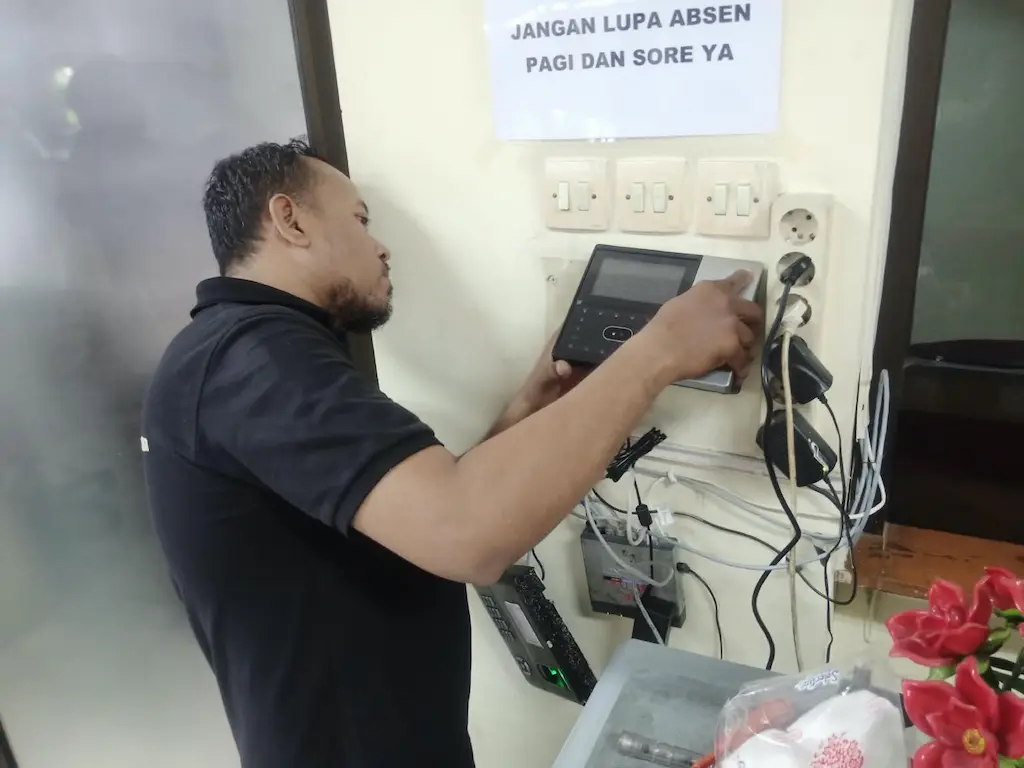 Pemasangan dan Konfigurasi Jaringan Mesin Absensi Fingerprint Kelurahan Johar Baru - Kantor Kelurahan Johar Baru
