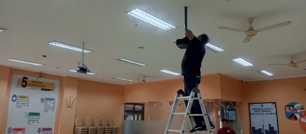 Penarikan Kabel Display HDMI dan Kalibrasi Rasio Layar Proyektor Aula Pasar Minggu (Tahap 2) - Kantor Kelurahan Pasar Minggu